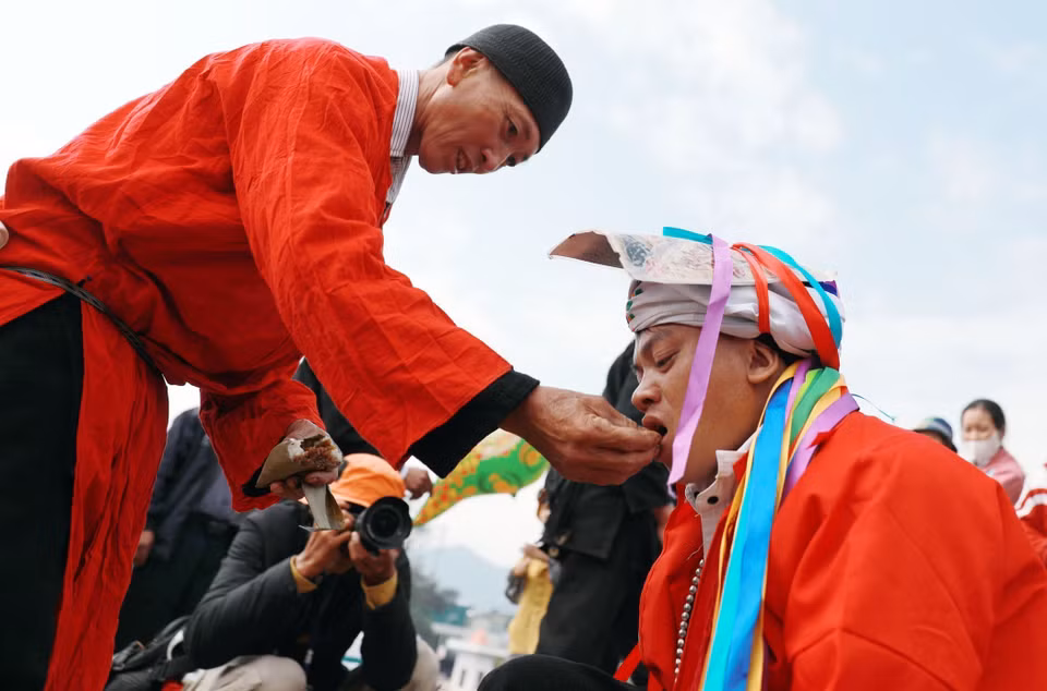 Luego, el chamán le da de comer al joven, marcando el momento en que se le reconoce oficialmente como adulto. (Foto: VNA)