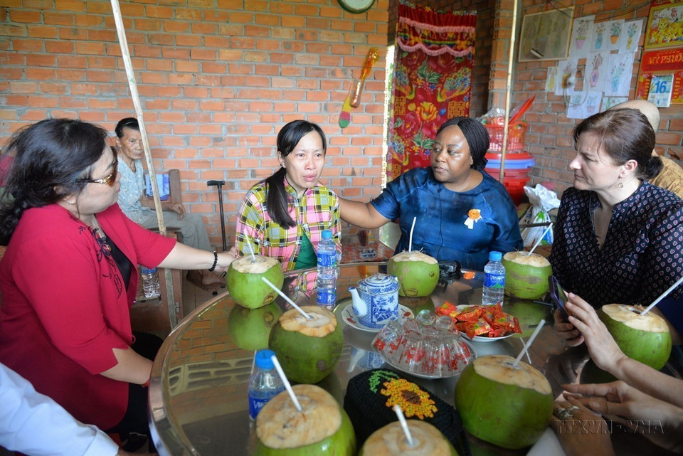 7. Representantes de la Embajada de Australia y la Entidad de la ONU para la Igualdad de Género y el Empoderamiento de la Mujer (ONU Mujeres) visitaron la provincia de Tien Giang para evaluar la implementación de un proyecto conjunto de respuesta urgente y apoyo a la recuperación de féminas en riesgo de violencia afectadas por la cuarta ola de la COVID-19 en 2023.
