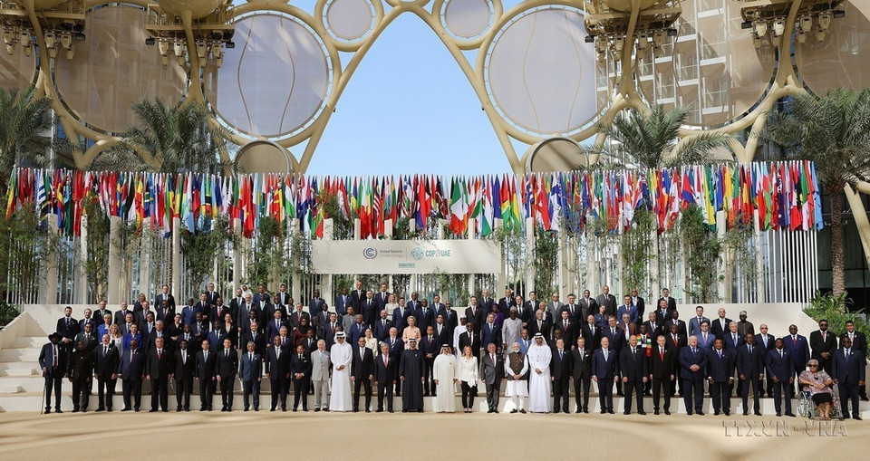 8. El primer ministro Pham Minh Chinh y representantes de otros países asistieron a la ceremonia de apertura de la Cumbre Mundial sobre Acción Climática en el marco de la 28 Conferencia de la ONU sobre el Cambio Climático (COP28) en Dubái, 2023.