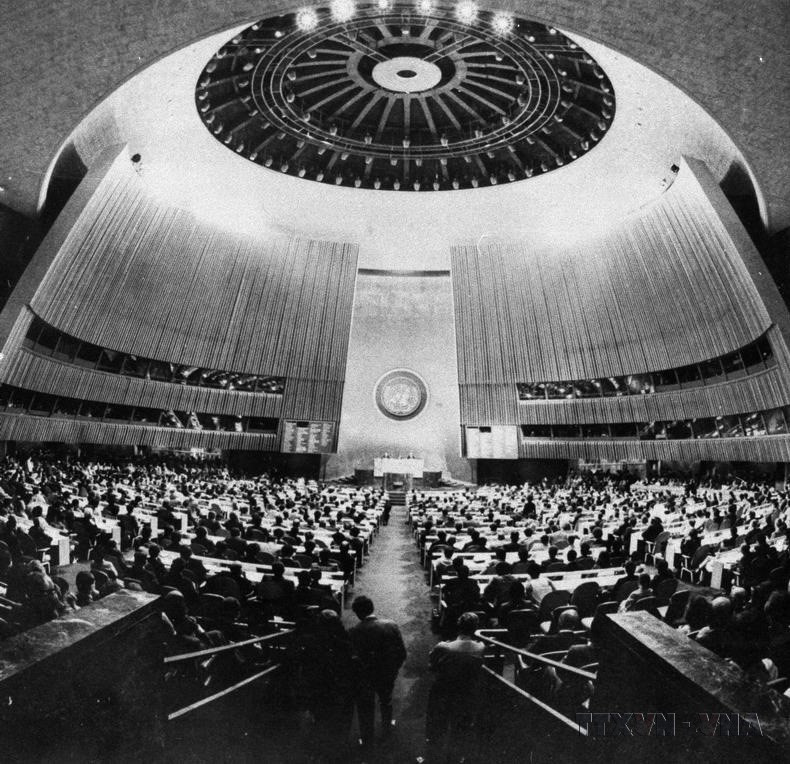 1. El 20 de septiembre de 1977, la sesión inaugural del 32 período de sesiones de la Asamblea General de la ONU aprobó la resolución para reconocer a Vietnam como un miembro de la ONU.