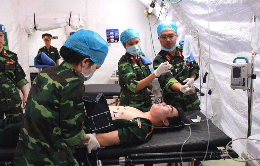 2. Los oficiales del Hospital de Campaña de segundo nivel No.1, dependiente de la Fuerza de mantenimiento de la paz de Vietnam, recibieron entrenamiento antes de cumplir con su misión en Sudán del Sur (2018).