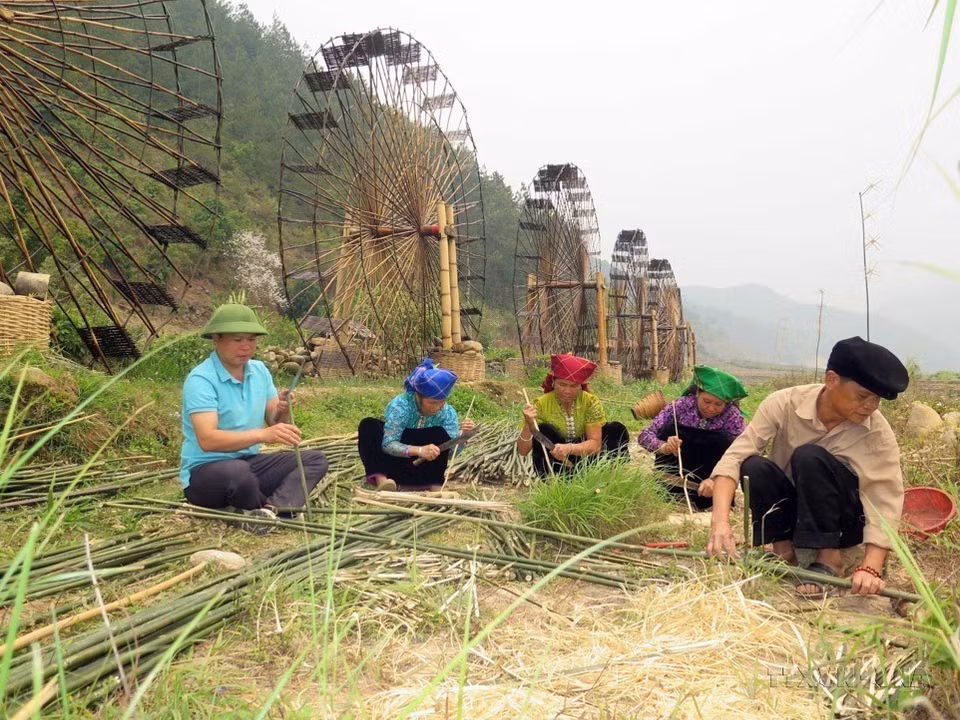 3. Los residentes de la nueva aldea rural de Ngoc Chien (distrito de Muong La, provincia de Son La) se preparan para construir una rueda de agua para desarrollar el turismo. (Foto: VNA)