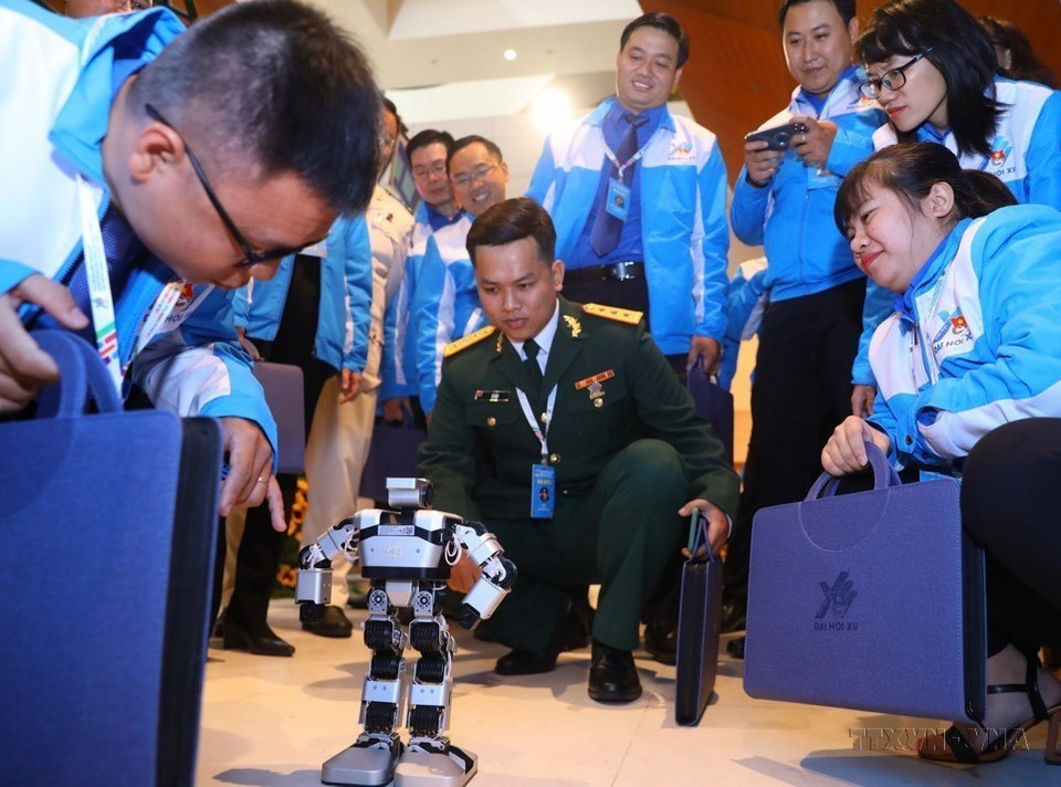 1. Los vietnamitas se emulan por el desarrollo de ciencia, tecnología, innovación y transformación digital. En la imagen: Los delegados experimentan con productos tecnológicos del Grupo Juvenil del Sureste en el XII Congreso Nacional de la Unión de Jóvenes Comunistas Ho Chi Minh, mandato 2022-2027. (Foto: VNA)