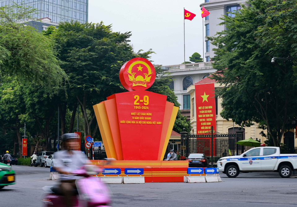 6. Se decoran las calles para conmemorar la Revolución de Agosto y el Día Nacional (2 de septiembre). (Foto: VNA)