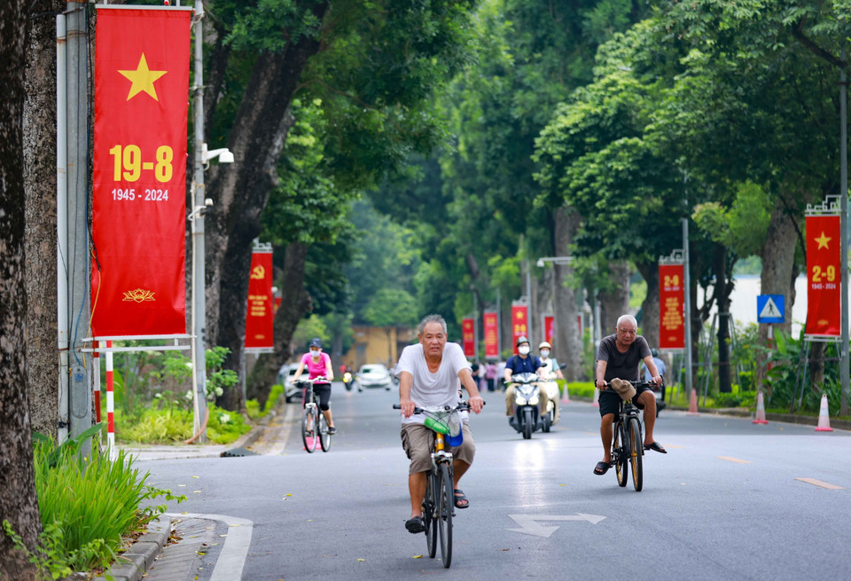 5. El ambiente de celebración del 79 aniversario de la Revolución de Agosto y el Día Nacional del 2 de septiembre se extiende por todas las calles de Hanoi. (Foto: VNA)