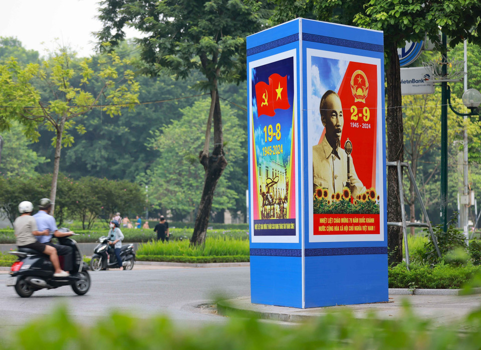 4. Paneles y carteles que conmemoran el 79 aniversario de la Revolución de Agosto y el Día Nacional (2 de septiembre) adornan las calles de la capital. (Foto: VNA)
