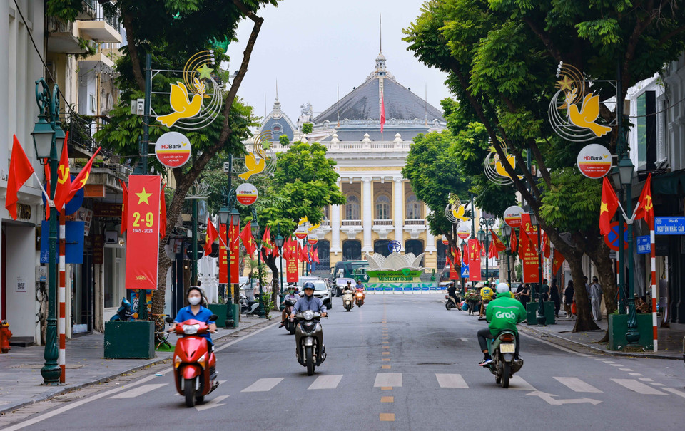 1. El ambiente de celebración del 79 aniversario de la Revolución de Agosto y el Día Nacional del 2 de septiembre se extiende por todas las calles de Hanoi. (Foto: VNA)