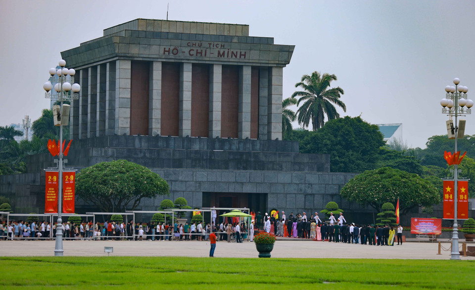 3. En ocasión de la Revolución de Agosto y el Día Nacional 2 de septiembre, el Mausoleo de Ho Chi Minh reabre sus puertas para recibir a los connacionales que desean rendir homenaje al héroe nacional. (Foto: VNA)