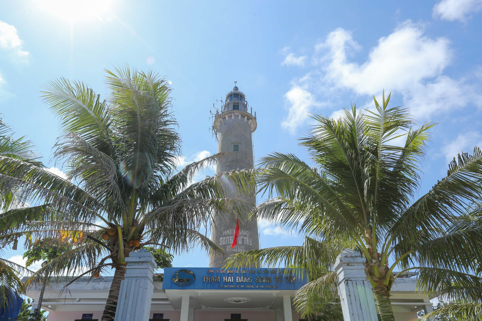 2. El faro en la isla de Song Tu Tay (Foto: VNA)