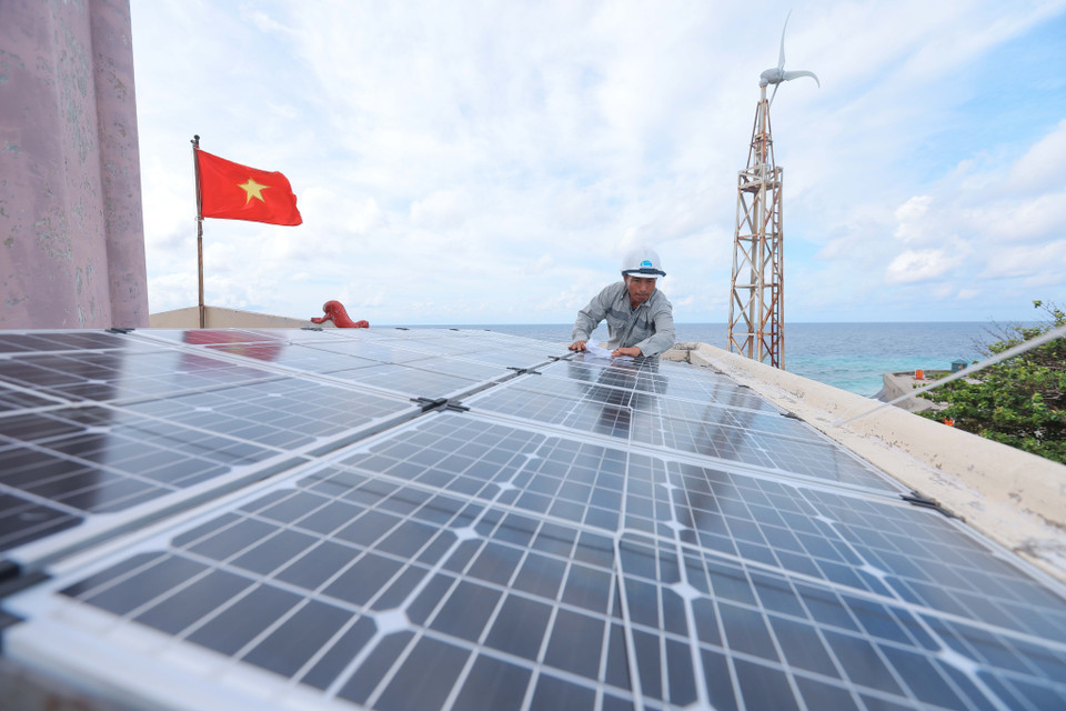 1. Realizan todos los días el mantenimiento de las baterías y los paneles solares de los faros, debido al tiempo severo del clima marítimo. (Foto: VNA)