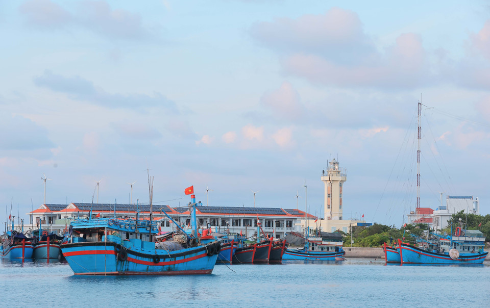 4. Los faros en Truong Sa ayudan a los barcos a navegar de manera segura y apoyan a los pescadores en su faena. (Foto: VNA)