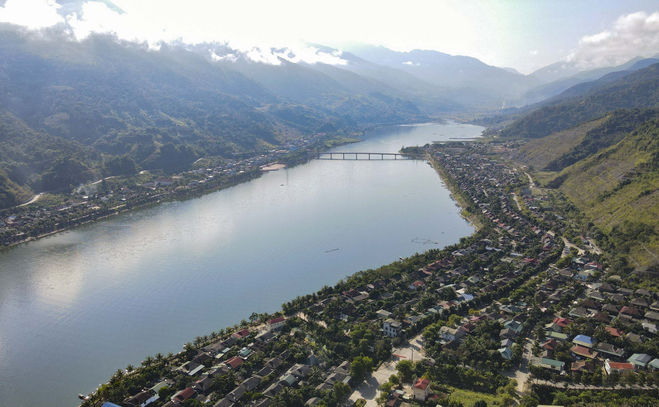 Las aldeas de la etnia Thai, ubicadas pacíficamente junto al lago hidroeléctrico en Muong Lay (Foto: VNA)