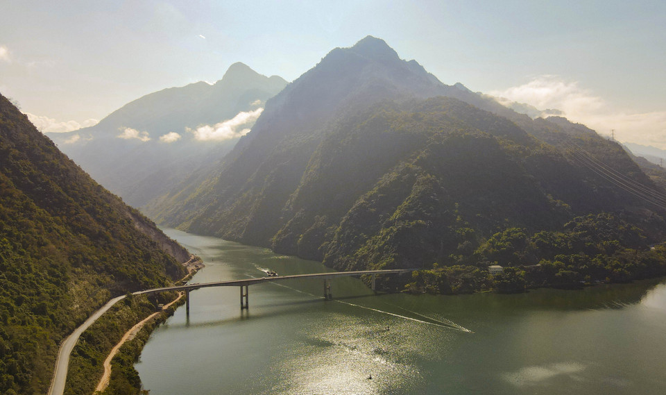 El río Da posee una belleza que parece una pintura de tinta antigua. (Foto: VNA)