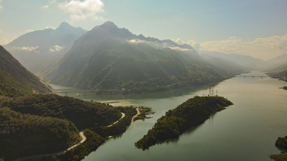 El río Da entre el entorno montañoso (Foto: VNA)