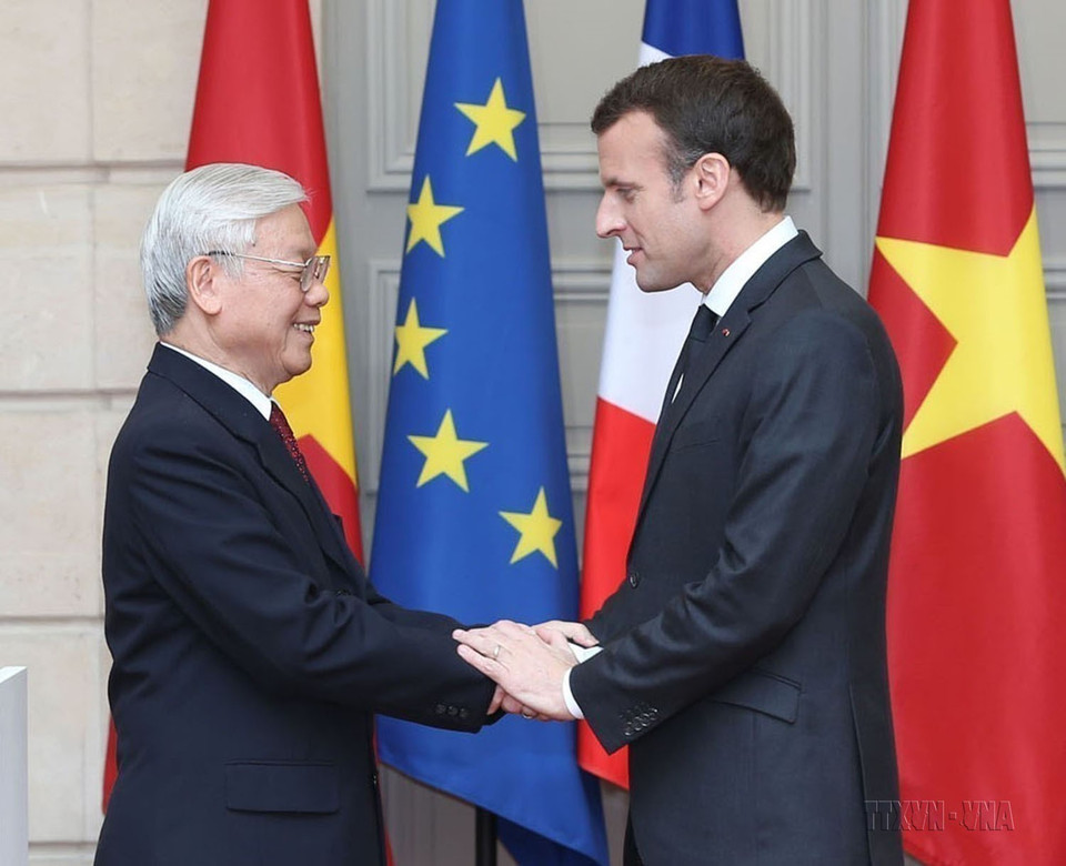 El presidente francés, Emmanuel Macron, recibió y mantuvo conversaciones con el secretario general del Partido Comunista de Vietnam, Nguyen Phu Trong durante su visita oficial a Francia el 27 de marzo de 2018.