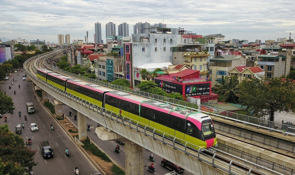 El proyecto de ferrocarril urbano Nhon-Hanoi está financiado con Asistencia Oficial del Desarrollo del Banco Asiático de Desarrollo, la Agencia Francesa de Desarrollo, el Banco Europeo de Inversiones y el Gobierno francés, con la consultoría de la empresa francesa Systra.