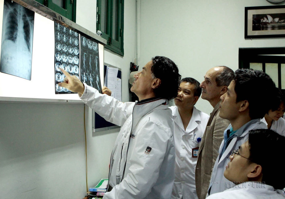 Expertos franceses y médicos del Hospital de Amistad Vietnam-Alemania colaboraron en el diagnóstico de enfermedades en el marco de un curso de formación en Hanoi el 21 de noviembre de 2013 para mejorar el tratamiento de enfermedades venosas.