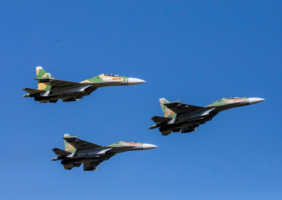 Los Su30-MK2 sobrevuelan las gradas del aeropuerto de Gia Lam para saludar la apertura del evento. (Foto: VNA)