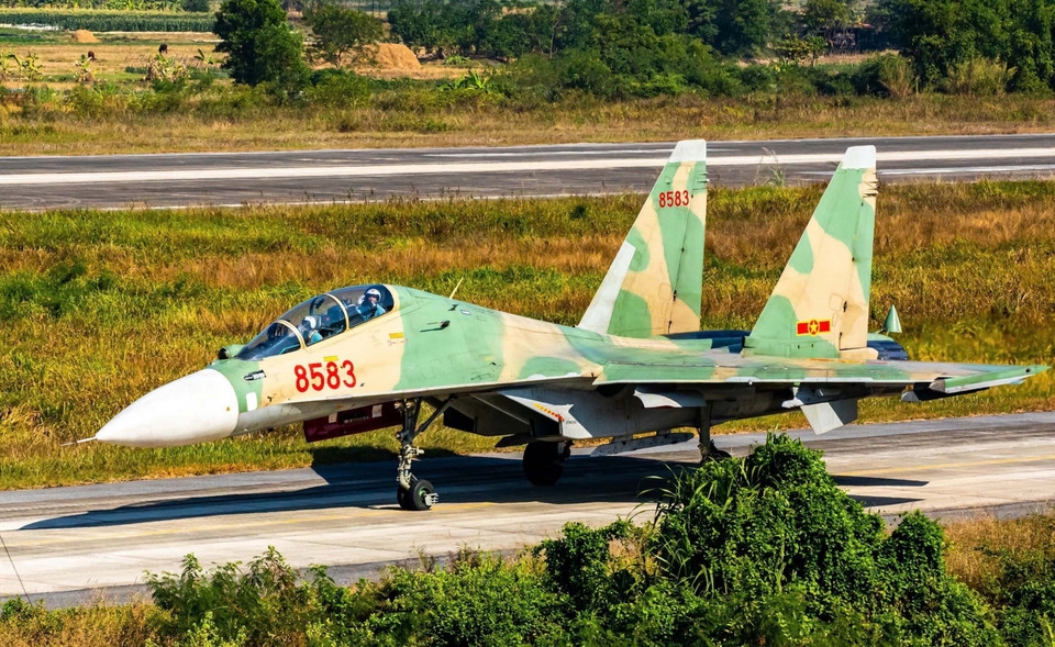 Los Su30-MK2 despegan desde el aeropuerto de Kep, en la provincia de Bac Giang, completan sus vuelos de entrenamiento y regresan a la base con seguridad. (Foto: VNA)