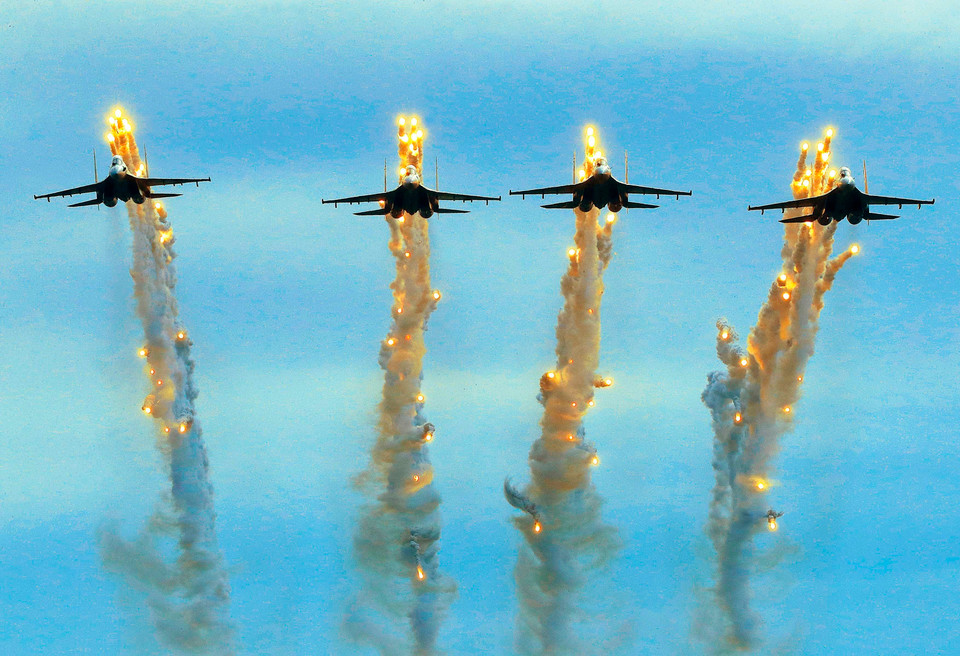 Los Su30-MK2 realizan la maniobra "Disparo de señuelos antimisiles" para la ceremonia de apertura. (Foto: VNA)
