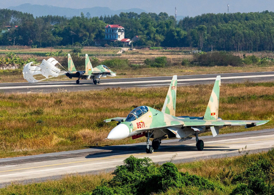 Los Su30-MK2 despegan desde el aeropuerto de Kep, en la provincia de Bac Giang, completan sus vuelos de entrenamiento y regresan a la base con seguridad. (Foto: VNA)