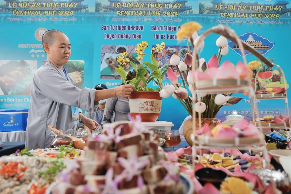 1. Los stands presentan diversos platos vegetarianos. (Foto: VNA)
