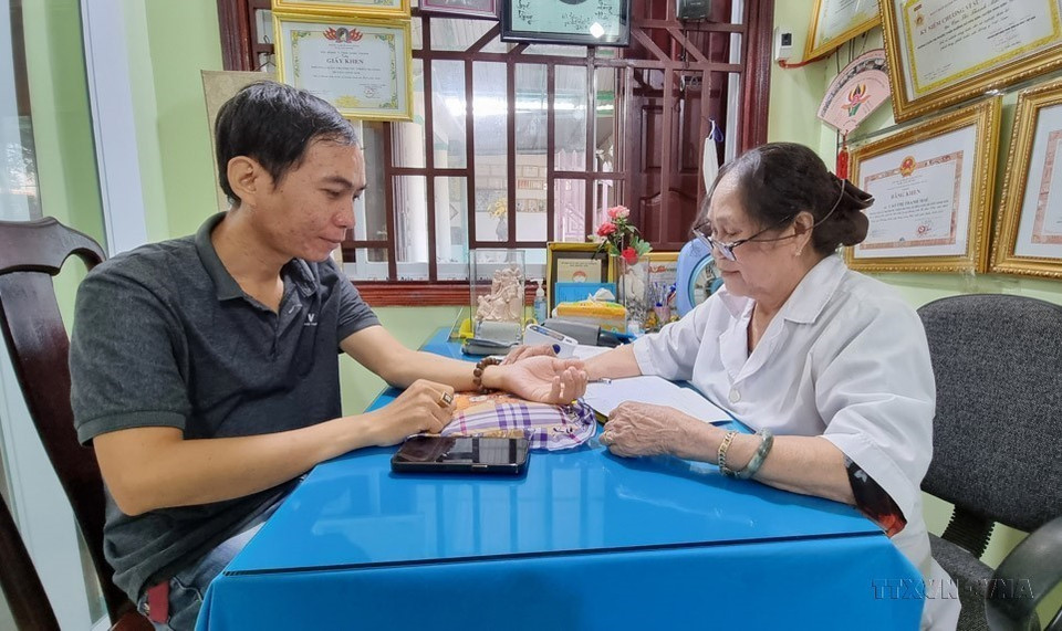 3. Al recordar la enseñanza del Presidente Ho Chi Minh de "El médico debe ser como una madre amorosa", Cao Thi Thanh Mai, una inválida de guerra de segundo grado, participa activamente en el trabajo social, ayudando a muchas personas en circunstancias difíciles, especialmente discapacitados, ancianos solitarios y personas en dificultades dentro y fuera de la provincia.