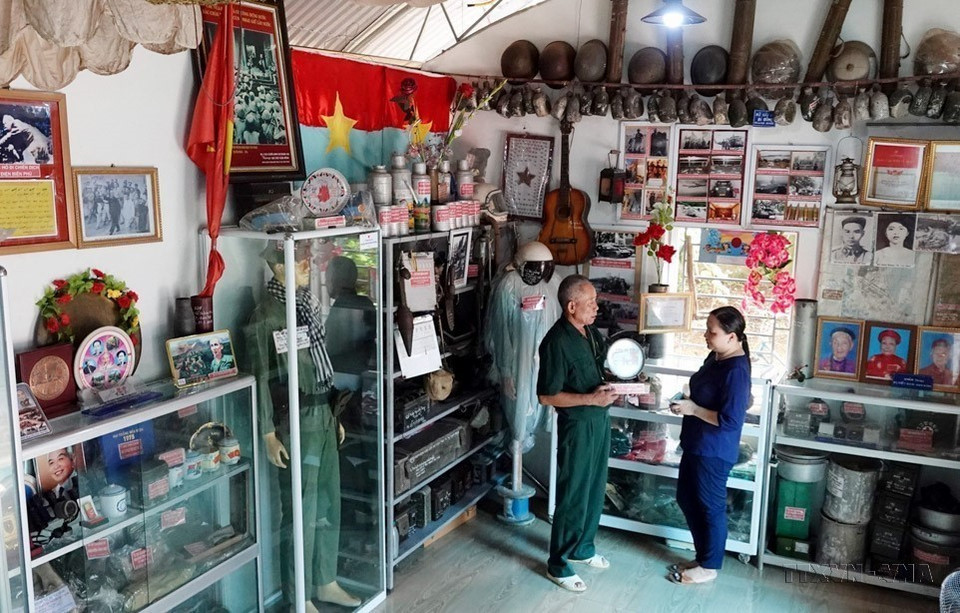 4. Bui Van Binh, un inválido de cuarto grado, ha viajado por todo el país para recolectar, conservar y exhibir miles de objetos de las guerras en su casa, con el objetivo de honrar a sus compañeros y educar a las generaciones más jóvenes sobre las luchas por la independencia de las generaciones anteriores.