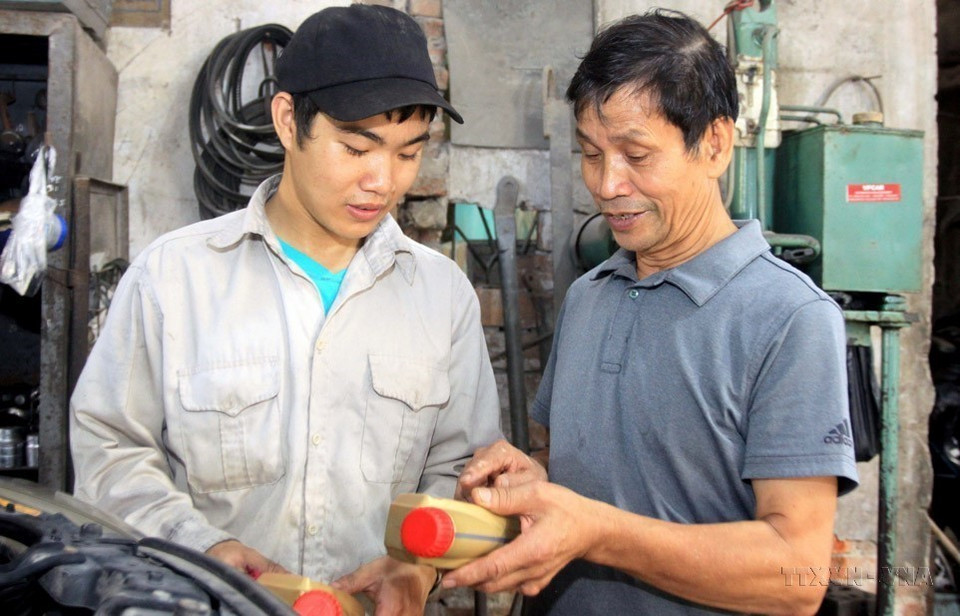 6. Vu Van Tinh, un inválido de guerra en la comuna de Hoang Dieu, ciudad de Thai Binh, ha desarrollado una producción que crea empleos para los hijos de inválidos de guerra discapacitados y soldados retirados en la zona, con un salario mensual de 3,5 millones de dong (140 dólares).