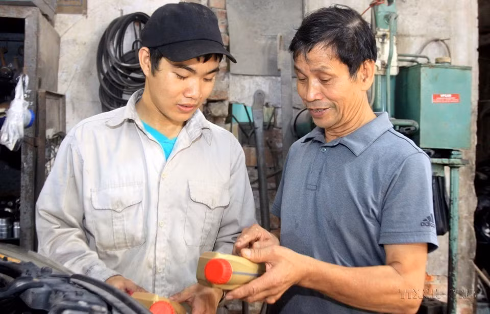6. Vu Van Tinh, un inválido de guerra en la comuna de Hoang Dieu, ciudad de Thai Binh, ha desarrollado una producción que crea empleos para los hijos de inválidos de guerra discapacitados y soldados retirados en la zona, con un salario mensual de 3,5 millones de dong (140 dólares).