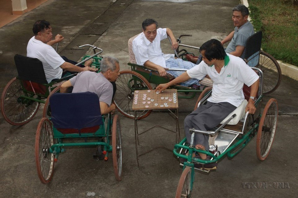 1. Los inválidos de guerra en el Centro de Rehabilitación de Thuan Thanh, en la provincia de Bac Ninh, compiten en una partida de ajedrez chino.