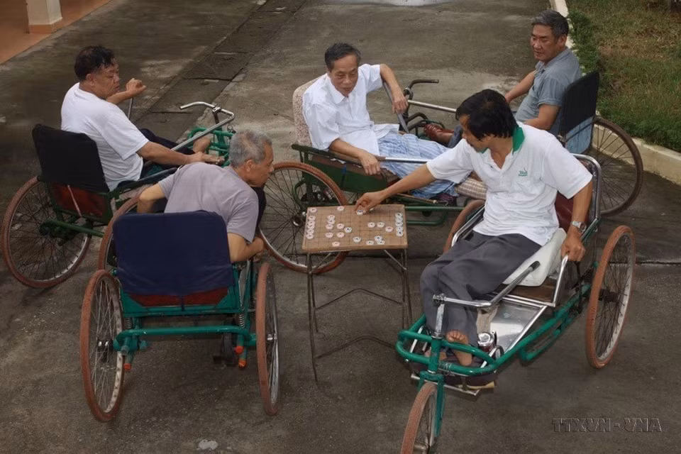 1. Los inválidos de guerra en el Centro de Rehabilitación de Thuan Thanh, en la provincia de Bac Ninh, compiten en una partida de ajedrez chino.