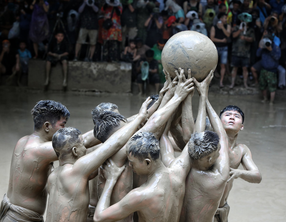 El balón, hecho de madera de yaca, pesa alrededor de 20 kilogramos y simboliza el Sol. (Foto: VNA)