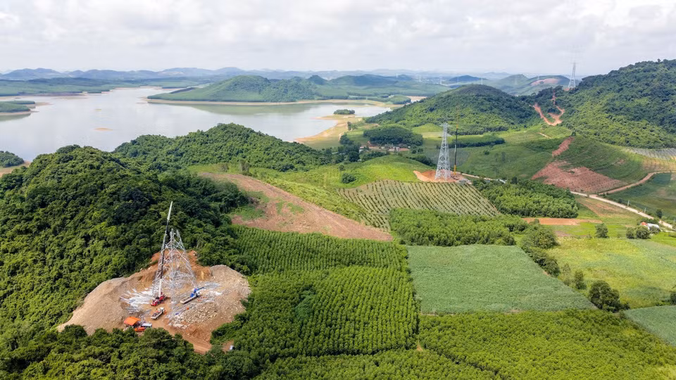 Construcción del poste en el tramo Quynh Luu - Thanh Hoa en el distrito de Quynh Luu, Nghe An. (Foto: VNA)