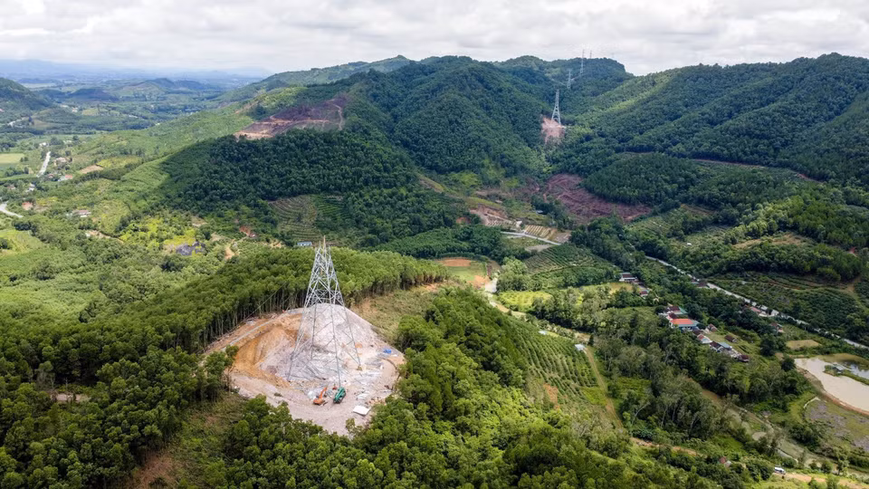 Montaje del poste 313 en el distrito de Nam Dan, Nghe An. Este es un lugar particularmente difícil del tramo Quang Trach - Quynh Luu, ya que está ubicado en una zona montañosa. (Foto: VNA)