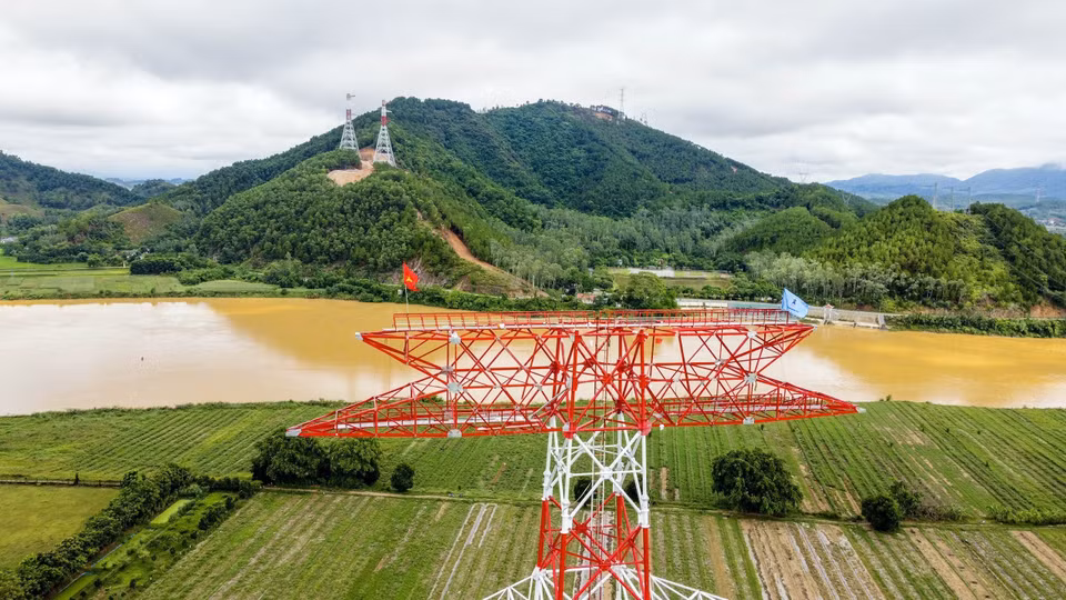 El poste 238 con una altura de 81 metros, atravesando el río Lam en el distrito de Nam Dan, Nghe An, forma parte del tramo Quang Trach - Quynh Luu. (Foto: VNA)