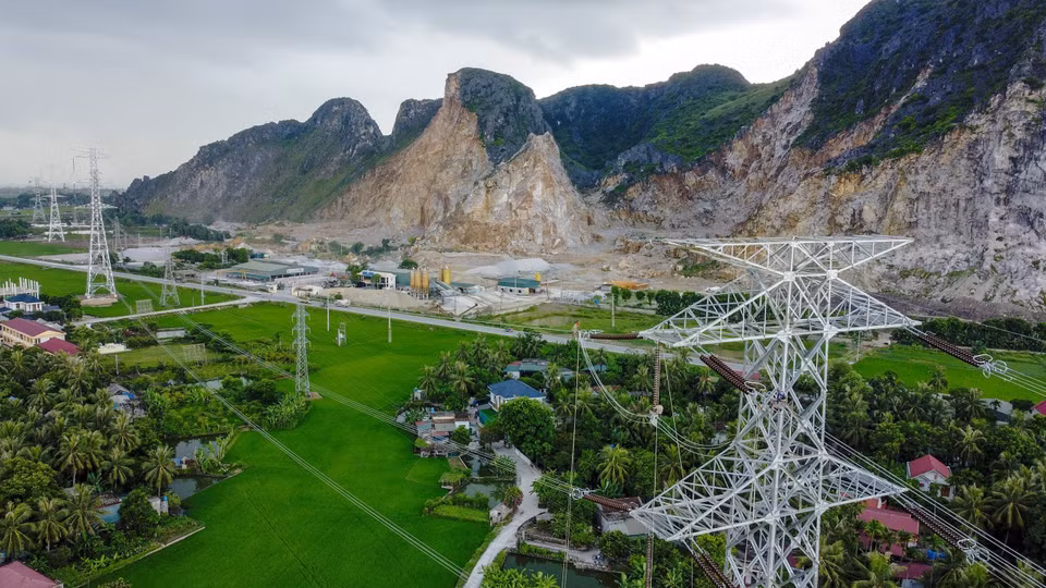 Construcción de la línea en la posición 148 en el distrito de Nong Cong, Thanh Hoa, en el tramo Quynh Lưu - Thanh Hoa. (Foto: VNA)