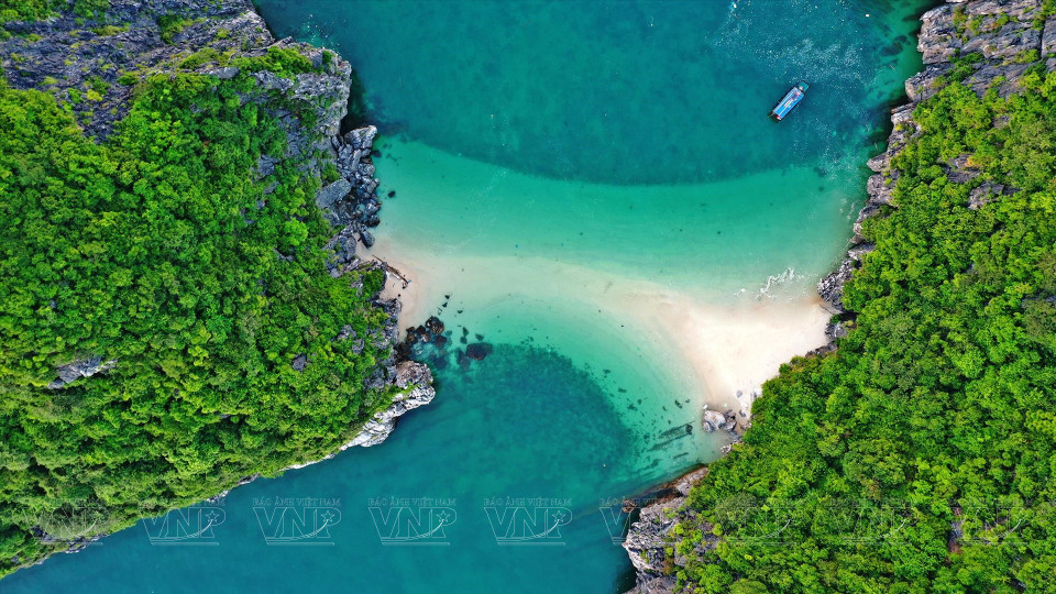 Las playas en la bahía de Lan Ha suelen tener olas tranquilas, lo que es ideal para los turistas que desean nadar. (Foto: Revista Vietnam)