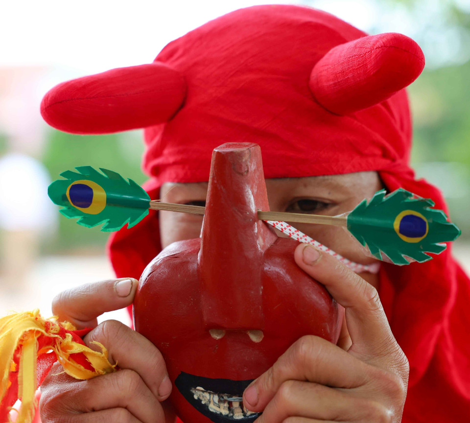 Un espectáculo notable es el de Chiem Thanh, que recrea la imagen del pueblo Cham realizando tributos, con máscaras de madera roja y diseños únicos. (Foto: VNA)