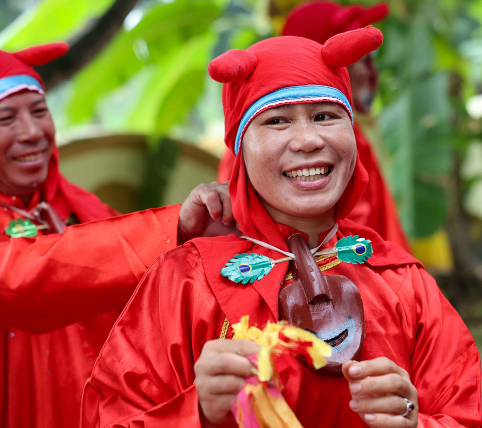 Los miembros del grupo artístico Xuan Pha son agricultores y al mismo tiempo participan en actividades de actuación, enseñanza y servicio a turistas. (Foto: VNA)