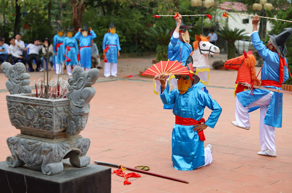 La danza representa las ofrendas de cinco misiones diplomáticas en honor al emperador de Vietnam en tiempos antiguos. (Foto: VNA)