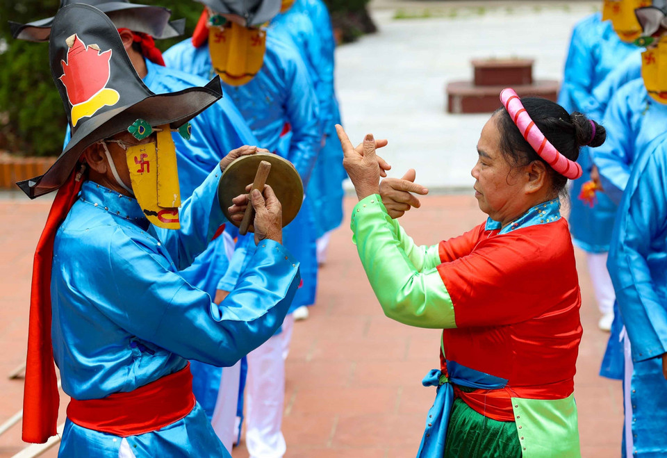 Los instrumentos musicales en las actuaciones son simples, como tambores, platillos y campanas de madera, pero crean un sonido animado y alegre. (Foto: VNA)