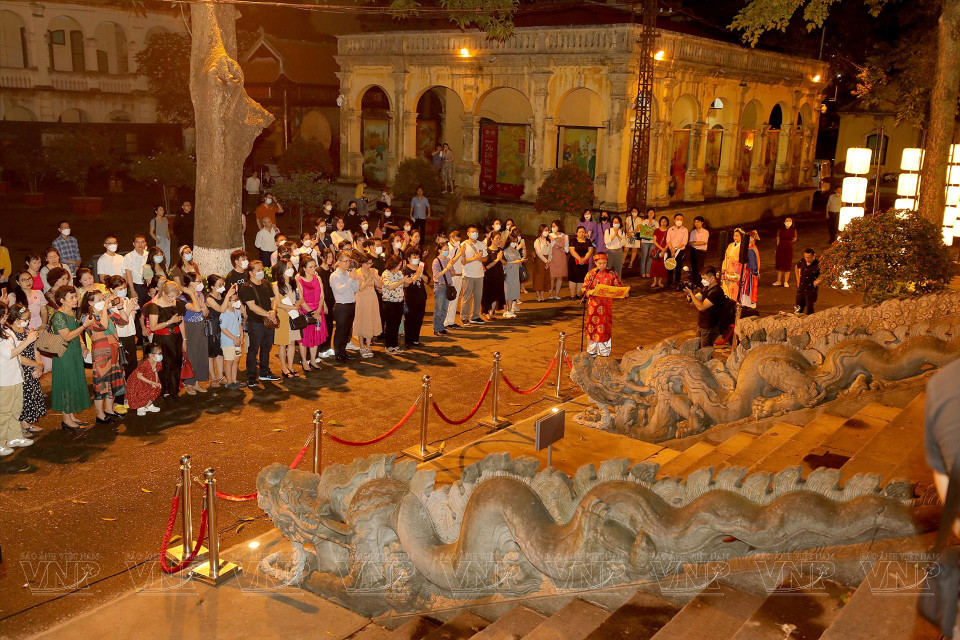 Los turistas participan en la ceremonia de ofrenda de textos e incienso en honor a los 52 emperadores ancestrales en el templo de Kinh Thien, que forma parte de la Ciudadela Imperial de Thang Long. (Foto: VNA)