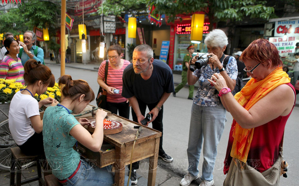 Los turistas exploran el oficio de platería en la calle Hang Bac (Foto: VNA)