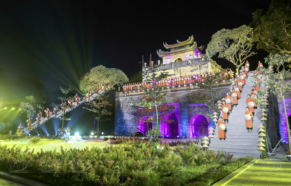 Desfile del Ao Dai (traje tradicional de Vietnam) en la Ciudadela Imperial de Thang Long, patrimonio mundial (Foto: VNA)