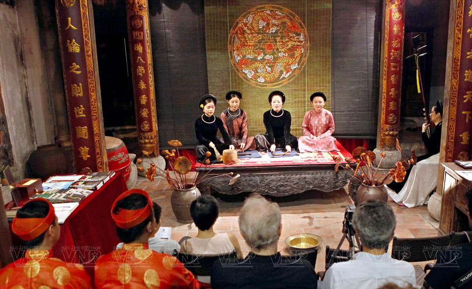 Los turistas participan en la ceremonia de ofrenda de textos e incienso en honor a los 52 emperadores ancestrales en el templo de Kinh Thien, que forma parte de la Ciudadela Imperial de Thang Long. (Foto: VNA)