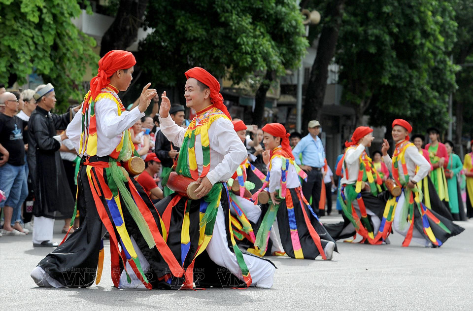 La danza "Con di danh bong" es una famosa danza tradicional de Thang Long (nombre antiguo de Hanoi) (Foto: VNA)