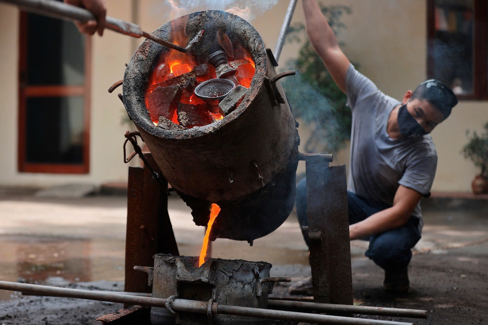 El bronce se funde a una temperatura adecuada antes de ser vertido en los moldes. (Foto: VNA)