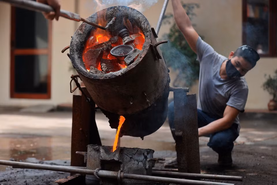 El bronce se funde a una temperatura adecuada antes de ser vertido en los moldes. (Foto: VNA)