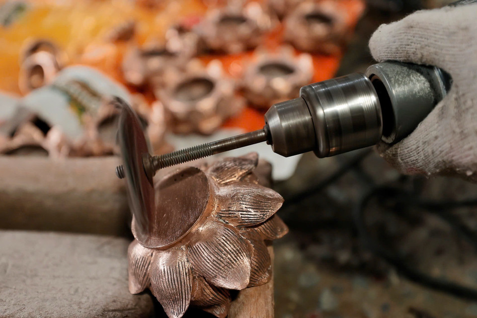 Los artesanos tallan cuidadosamente cada detalle en los productos. (Foto: VNA)